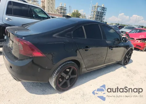 2015 Volvo S60 Premier z USA, uszkodzony, nr VIN YV140MFK6F2364447